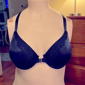 New with tags lightly padded Razorback front closure dark blue 40 C